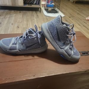 Nike Kyrie Irving Azurie Elizabeth's. size 6Y
